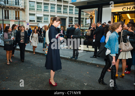 Paris, Frankreich, Crowd on Street bei der „Fashion Night“-Veranstaltung, Fashion Woman Shopping, mit Handy auf der Street, Avenue. Montaigne, Smartphones, öffentliche Menschenmenge, Changel Haute Couture, Frauen in Bekleidungsgeschäften reich, Abhängigkeit von Smartphones Stockfoto