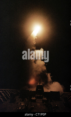 DIE EINLEITUNG DER ERSTEN TOMAHAWK-MARSCHFLUGKÖRPER GEGEN DIE TALIBAN IN AFGHANISTAN VON DER USS PHILIPPINE SEA 7. OKTOBER 2001 Stockfoto