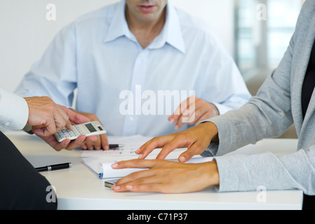 Führungskräfte mit Rechner während Business Diskussion Stockfoto