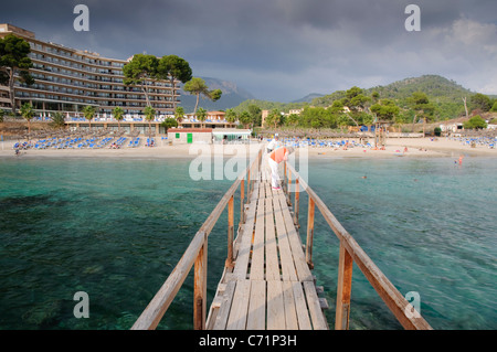 Hotel und Steg am Strand von Camp de Mar, Mallorca, Spanien, Europa Stockfoto