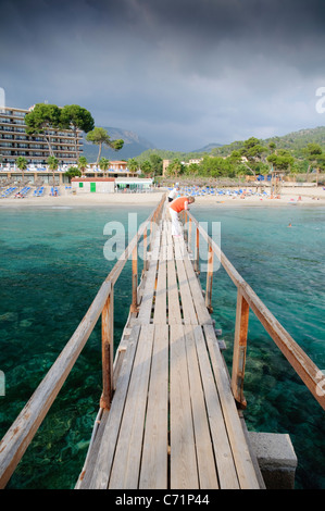 Hotel und Steg am Strand von Camp de Mar, Mallorca, Spanien, Europa Stockfoto