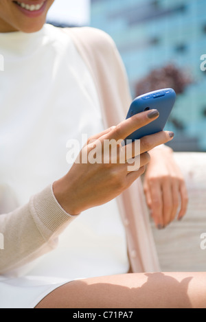 Frau Textnachrichten, beschnitten Stockfoto