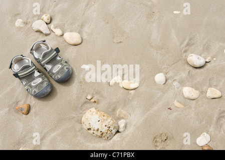 Des Kindes Sandalen am Strand Stockfoto