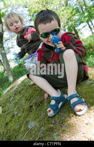 Junge mit dem Ziel Wasserpistole in die Kamera Stockfoto