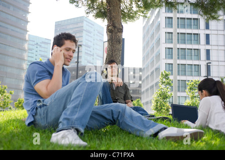 Mann mit geschlossenen Augen Musikhören mit Kopfhörer Stockfoto