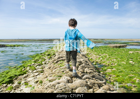 Junge Wandern auf Wellenbrecher, Ile de RŽ, Charente-Maritime, Frankreich Stockfoto