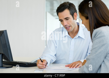 Finanzberater, Dokument, Kunden zu erklären Stockfoto