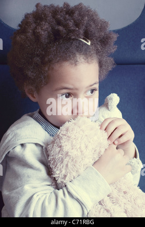 Kleine Mädchen Holding Stofftier, portrait Stockfoto