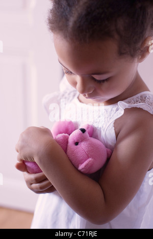 Kleine Mädchen Holding Teddybär Stockfoto