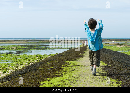 Junge Wandern auf Wellenbrecher, Ile de RŽ, Charente-Maritime, Frankreich Stockfoto