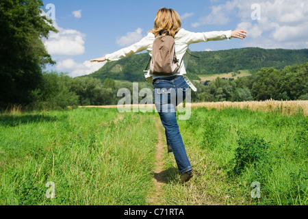 Tummeln Frau, springen vor Freude Stockfoto