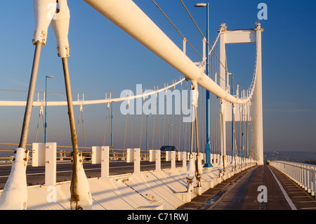 Die Severn Bridge über den Severn Mündung (englische Seite) bei Aust, Gloucestershire, England Stockfoto