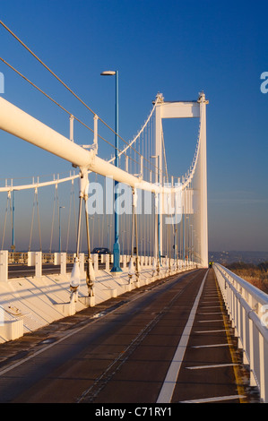 Die Severn Bridge über den Severn Mündung (englische Seite) bei Aust, Gloucestershire, England Stockfoto