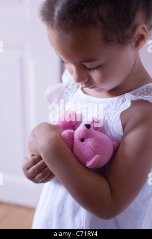 Kleine Mädchen Holding Teddybär Stockfoto