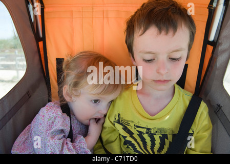 Bruder und Schwester zusammen reiten in Kinderwagen Stockfoto