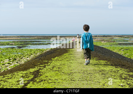 Junge Wandern auf Wellenbrecher, Ile de RŽ, Charente-Maritime, Frankreich Stockfoto