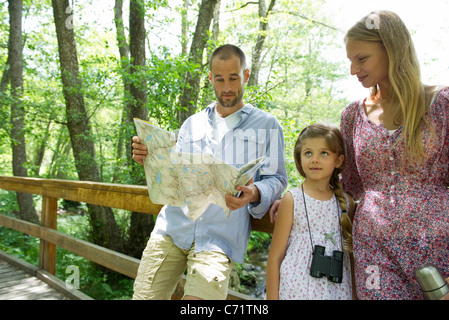 Familie Unterbrechung in Wäldern um Karte zu konsultieren Stockfoto