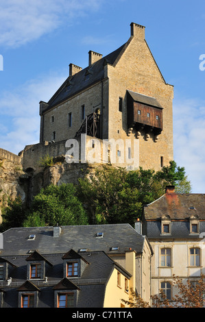 Ruinen der mittelalterlichen Larochette Burg überragt die Stadt Luxemburg Stockfoto