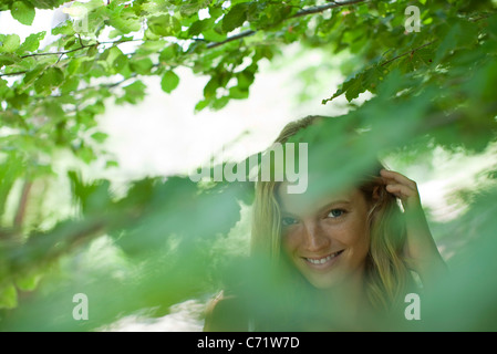 Junge Frau in der Natur, selektiven Fokus Stockfoto