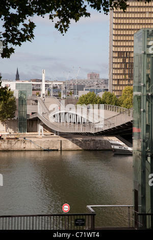 Bibliothèque Nationale de France Francois Mitterand Passerelle Simone de Beauvoir Bridge, River Seine, Paris Stockfoto