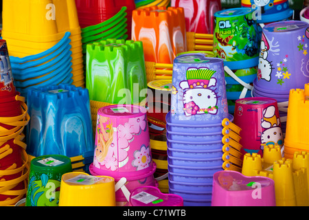 Bunten Spielzeug Kunststoff Kinderstrand Eimer auf dem Display vor einem Geschäft am Meer. Stockfoto