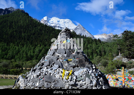 Eine tibetische Mani Steinhaufen im Yading-Naturreservat. Daocheng, Sichuan, China. Stockfoto