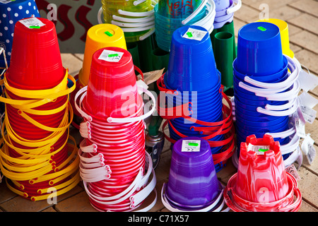 Bunten Spielzeug Kunststoff Kinderstrand Eimer auf dem Display vor einem Geschäft am Meer. Stockfoto