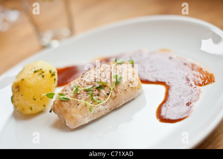 Pfanne gebraten Kabeljau mit etwas Thymian auf der Oberseite Stockfoto