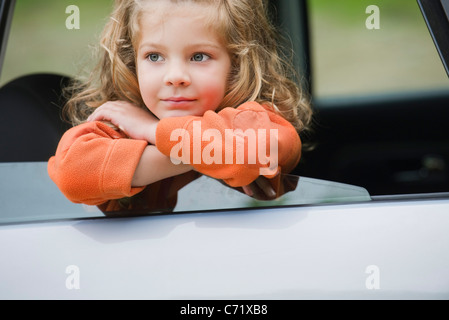 Kleines Mädchen schaut Autofenster, Porträt Stockfoto