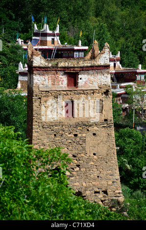 Einen tibetischen Stil Steinhaus in einem Dorf. Sichuan, China. Stockfoto