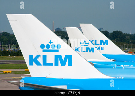 Reihe von Flugzeugen aus Deck in Amsterdam anzeigen gesehen - Flughafen Schiphol in Holland Stockfoto