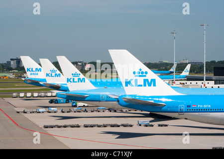 Reihe von Flugzeugen aus Deck in Amsterdam anzeigen gesehen - Flughafen Schiphol in Holland Stockfoto