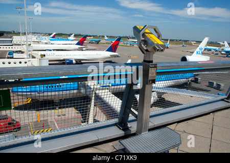 Reihe von Flugzeugen aus Deck in Amsterdam anzeigen gesehen - Flughafen Schiphol in Holland Stockfoto