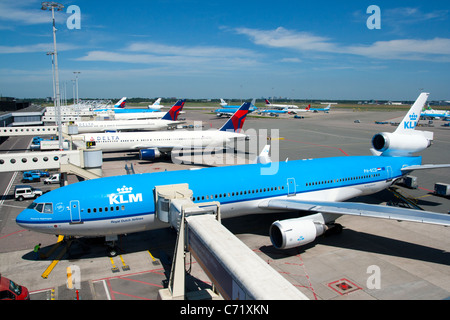 Reihe von Flugzeugen aus Deck in Amsterdam anzeigen gesehen - Flughafen Schiphol in Holland Stockfoto