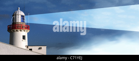 Leuchtturm auf der Anhöhe mit Nebel in der Nacht Rollen erfasst Stockfoto