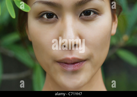 Junge Frau bläst Zigarettenrauch Stockfoto