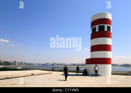 Leuchtturm und Fischer an der Mündung des Flusses Douro (Foz Do Douro) mit Stadt Porto im Hintergrund Stockfoto