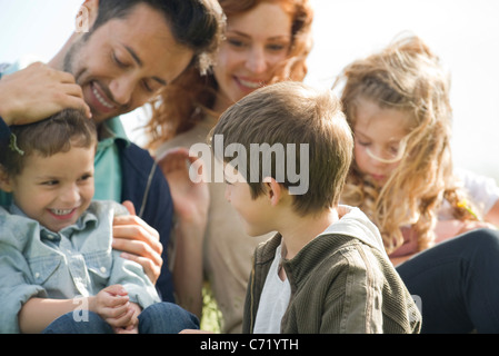 Familie, die Zeit im Freien verbringen Stockfoto