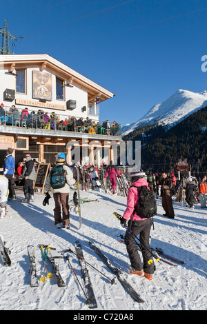 KRAZY KANGURUH SKI HÜTTE, SKIFAHRER, SKI-PISTE, ST. ANTON AM ARLBERG, TIROL, ÖSTERREICH Stockfoto