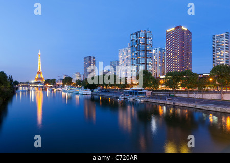 Frankreich, Paris, Nachtansicht der Ufer mit Hochhäuser auf der Rive Gauche und Eiffelturm Stockfoto