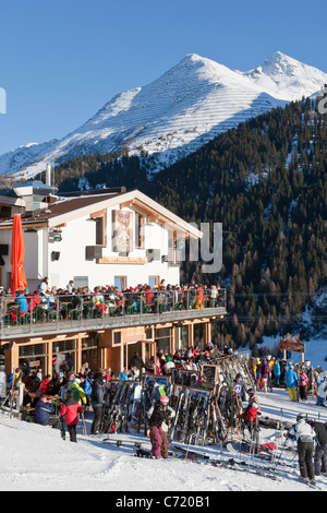 KRAZY KANGURUH SKI HÜTTE, SKIFAHRER, SKI-PISTE, ST. ANTON AM ARLBERG, TIROL, ÖSTERREICH Stockfoto