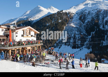 KRAZY KANGURUH SKI HÜTTE, SKIFAHRER, SKI-PISTE, ST. ANTON AM ARLBERG, TIROL, ÖSTERREICH Stockfoto