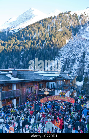 SKIFAHRER, MOOSERWIRT SKI-HÜTTE, ST. ANTON AM ARLBERG, TIROL, ÖSTERREICH Stockfoto