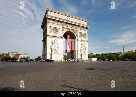 Frankreich, Paris, Etoile, französische Flagge unter Arc de Triomphe von Napoleon gebaut Stockfoto