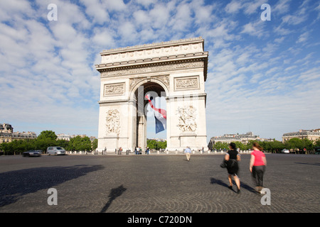 Frankreich, Paris, Etoile, französische Flagge unter Arc de Triomphe von Napoleon gebaut Stockfoto