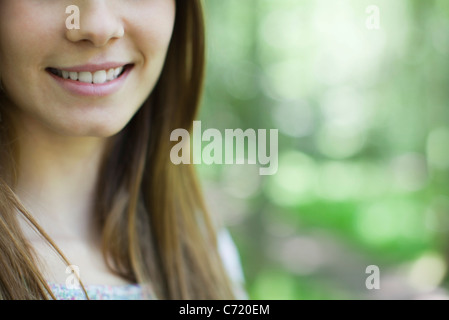 Junge Frau mit toothy Lächeln, beschnitten Stockfoto