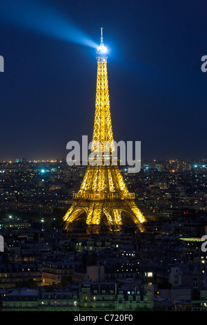 Frankreich, Paris, Eiffelturm, betrachtet über Dächer Stockfoto