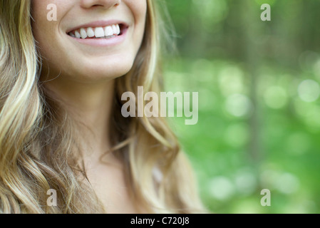 Junge Frau mit toothy Lächeln, beschnitten Stockfoto