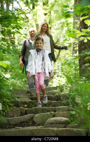 Familie hinunter Schritten im Wald Stockfoto