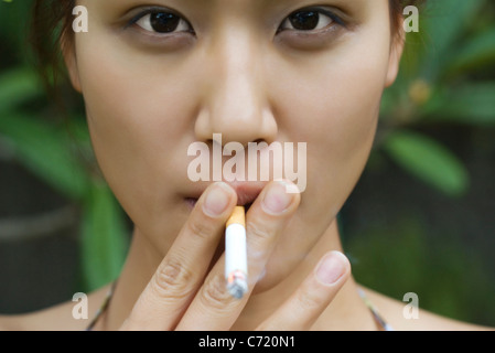 Junge Frau Rauchen im freien Stockfoto
